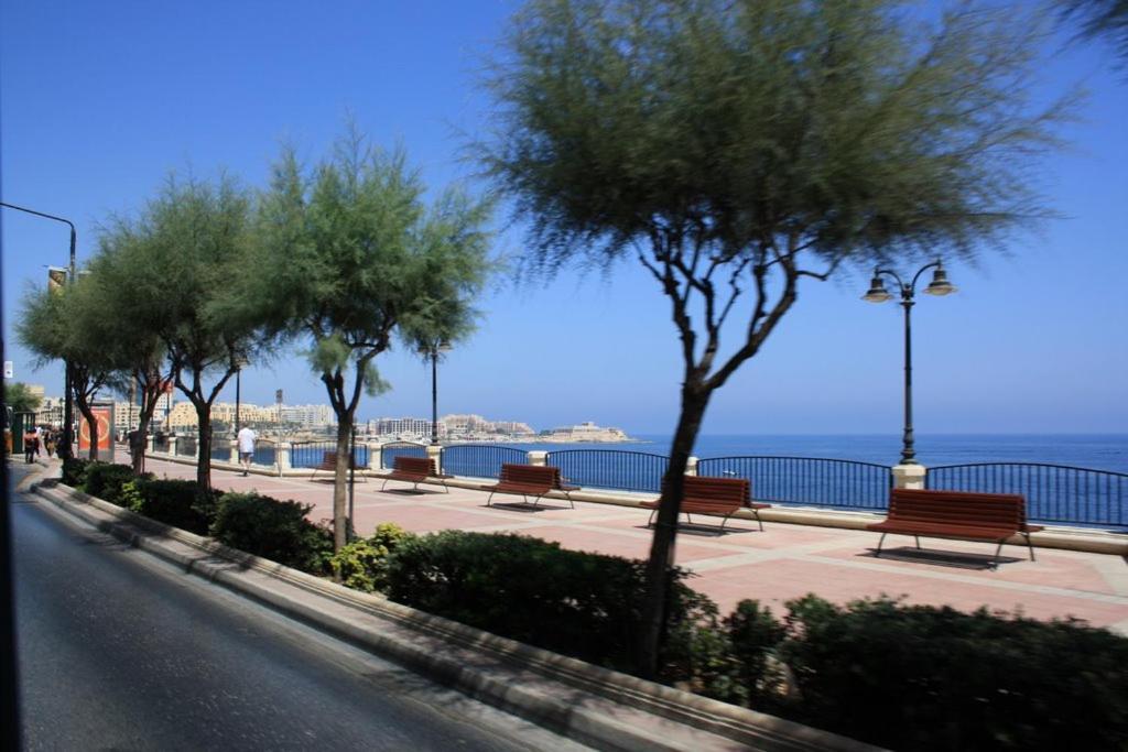 Cosy Apartment Steps To St George'S Bay Saint Julian's Exterior foto
