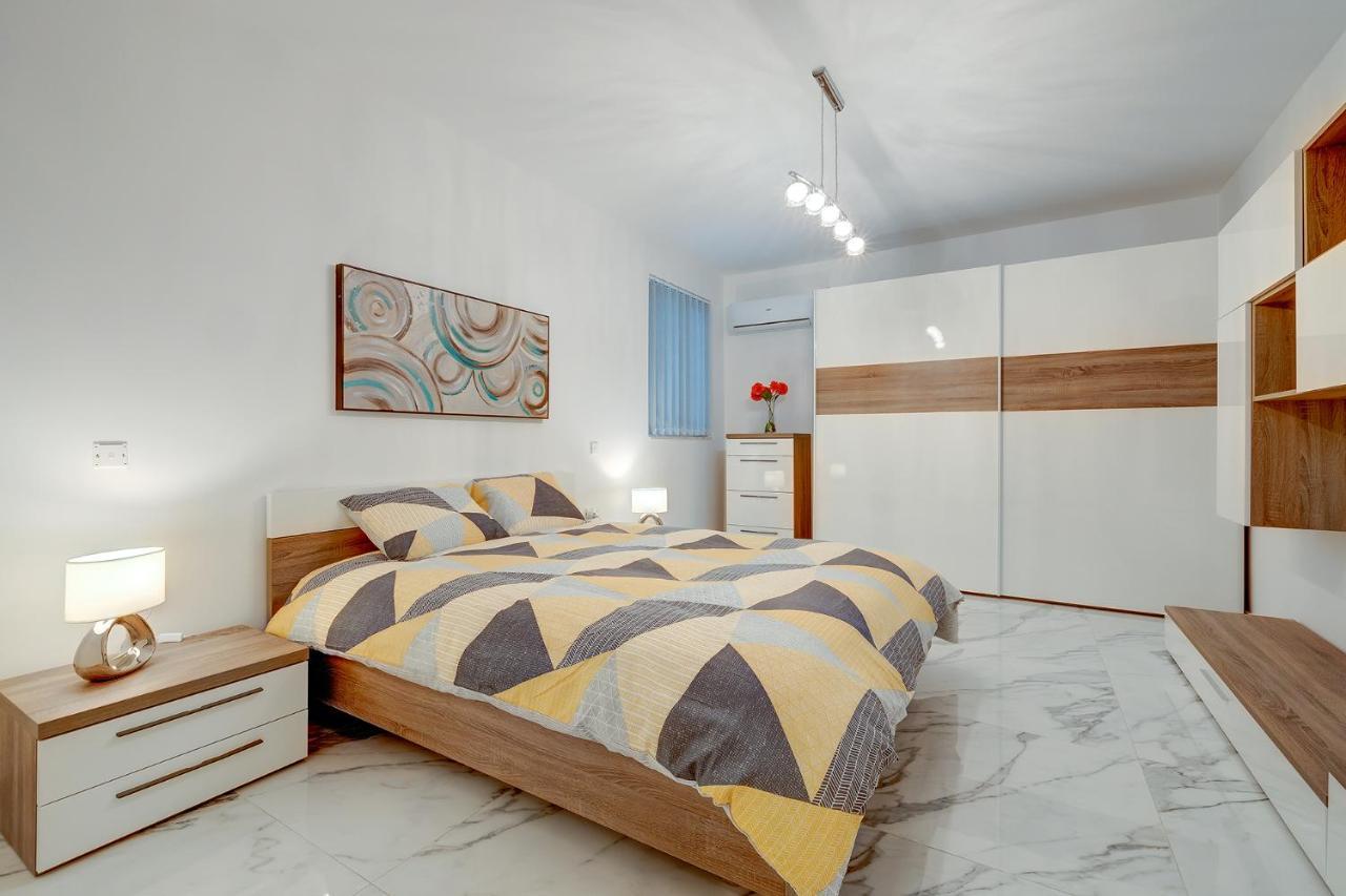 Cosy Apartment Steps To St George'S Bay Saint Julian's Exterior foto