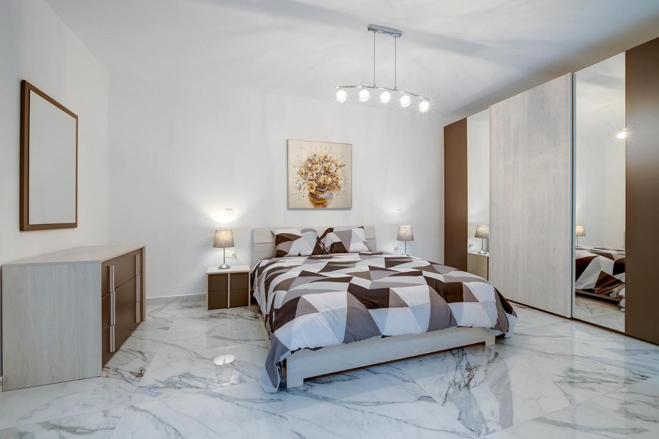 Cosy Apartment Steps To St George'S Bay Saint Julian's Exterior foto
